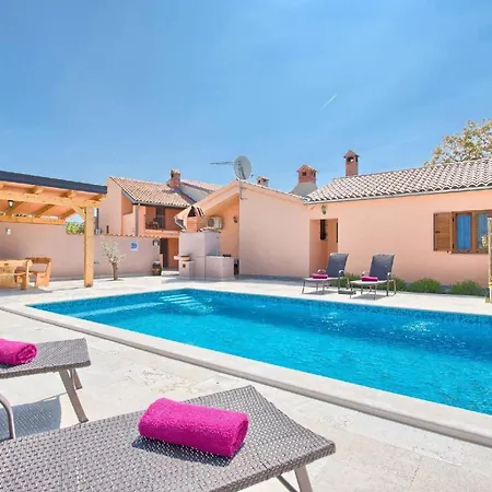 Ferienhaus In Mit Privatem Pool * Peroj